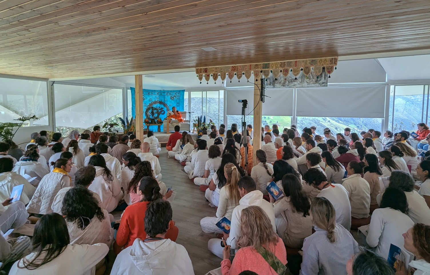 Meditación guiada en espacio moderno